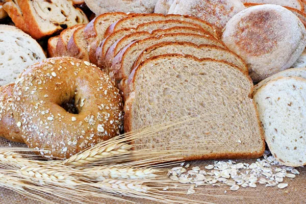 Ассорти цельнозерновой хлеб — стоковое фото