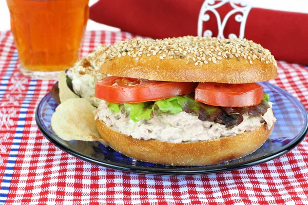 Сэндвич с салатом и кунжутным бубликом . — стоковое фото