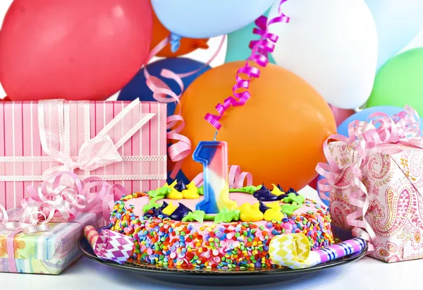 Tarta de cumpleaños para la celebración de 1 año de edad — Foto de Stock