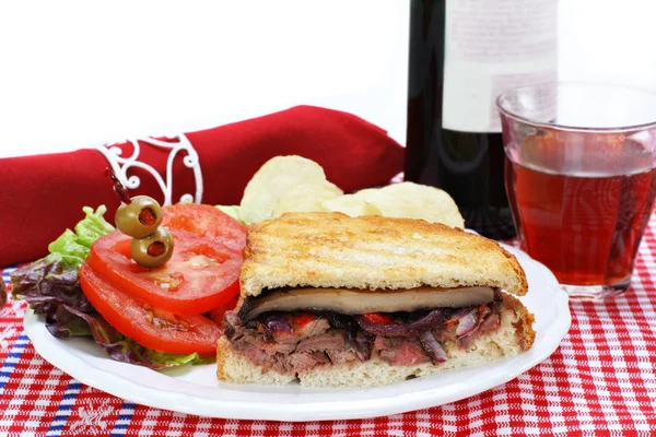 Panini sandwich van biefstuk en portabella paddestoel — Stockfoto