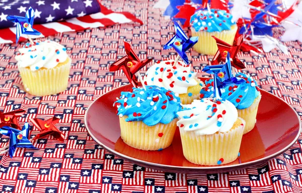 4. Juli Cupcakes und Dekorationen. — Stockfoto