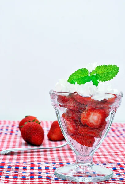 Fresh strawberries and whipped cream. — Stock Photo, Image