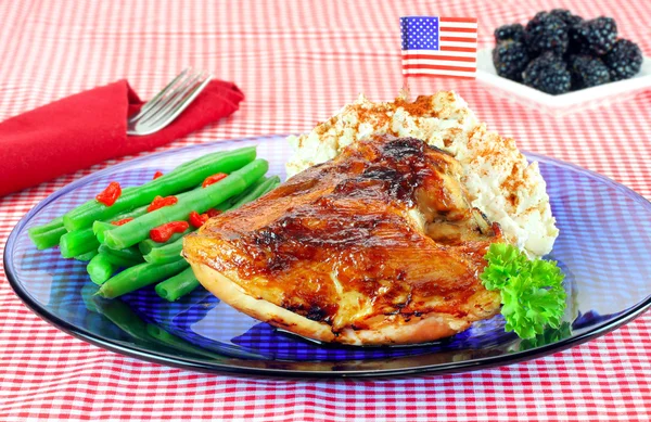 Μπάρμπεκιου κοτόπουλο δείπνο διακοσμημένα με σημαία. — Φωτογραφία Αρχείου