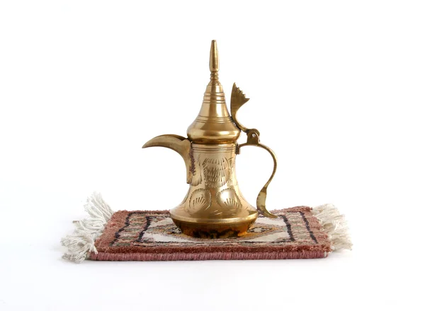 铜在地毯上的土耳其 jug — 图库照片