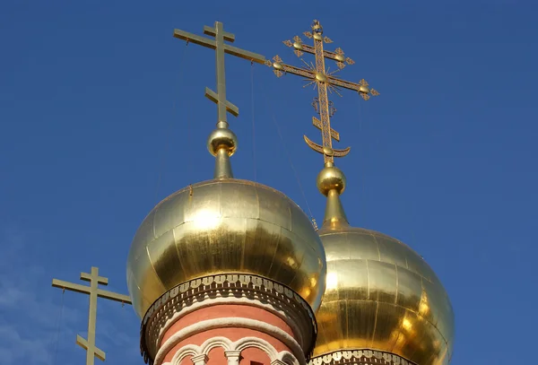 Большие золотые купола православной церкви — стоковое фото