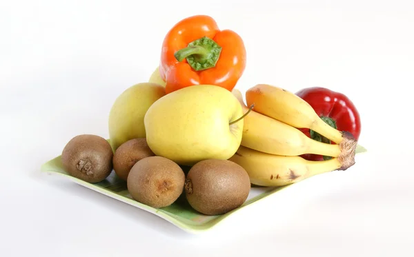 Натюрморт з фруктами та овочами — стокове фото
