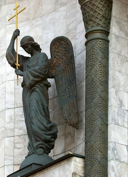Skulptur av en ängel med ett kors — Stockfoto