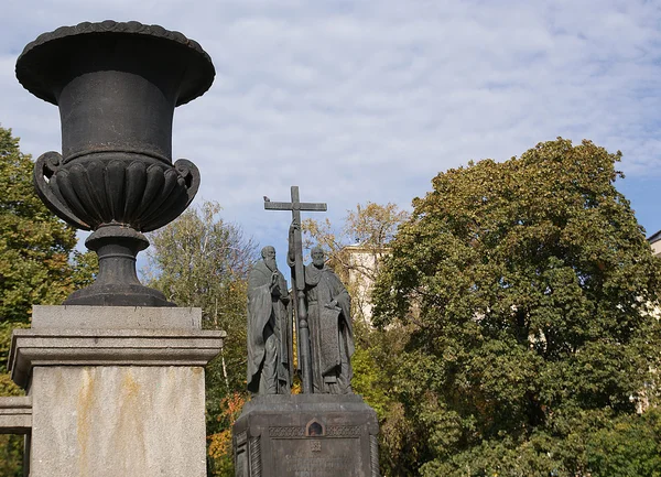 不锈钢立式的纪念碑西里尔和迪乌斯 — 图库照片