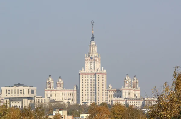 Byggnad m. v. lomonosov moscow stat un — Stockfoto