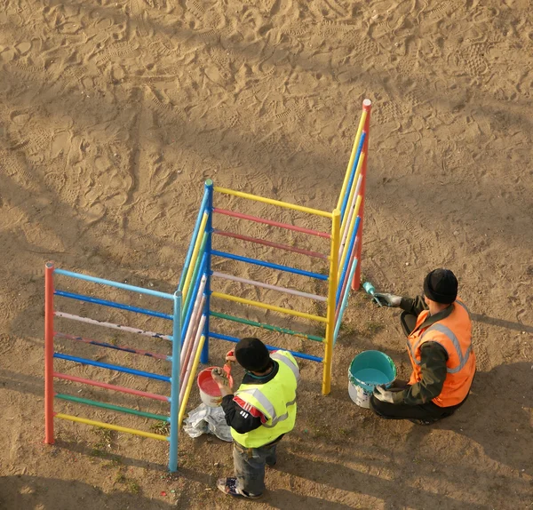 Peinture travailleurs aire de jeux publique — Photo