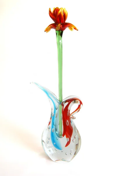 Стеклянная ваза с красным стеклянным цветком — стоковое фото