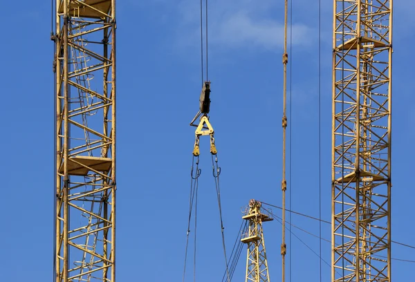 昇降の建設クレーン — ストック写真