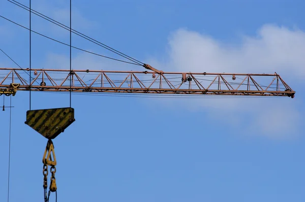 昇降の建設クレーン — ストック写真