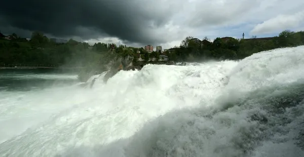 Vodopád Rýn spadá, Švýcarsko — Stock fotografie
