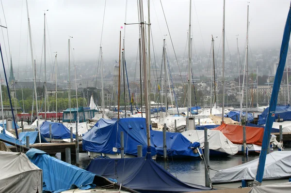 游艇和小船在港口城市 — 图库照片