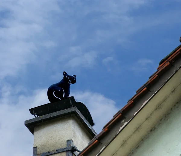 Скульптура черной кошки на крыше — стоковое фото