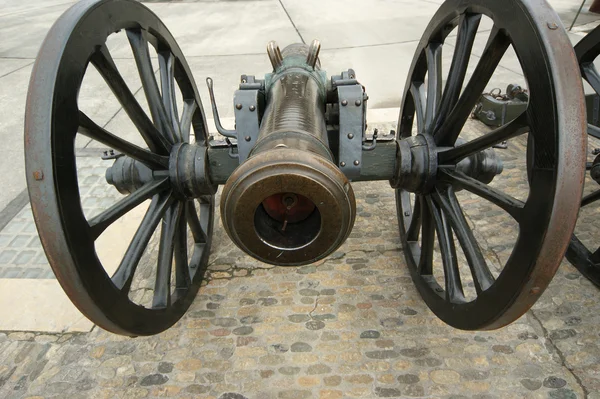 Cannone medievale a fuoco nuclei — Foto Stock