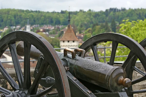 Cannone medievale a fuoco nuclei — Foto Stock