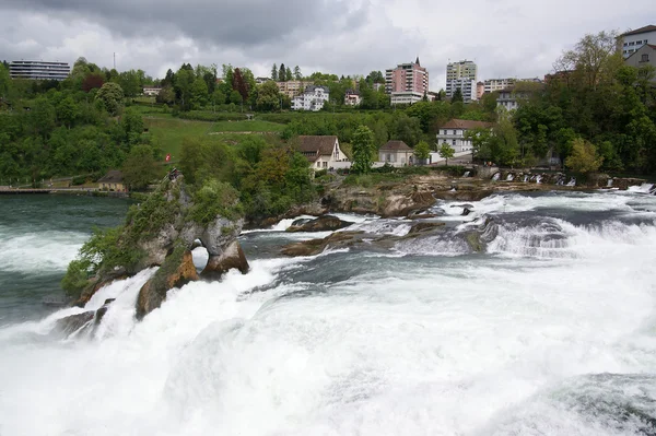 Vesiputous Reinin putoukset (Rheinfall ) — kuvapankkivalokuva