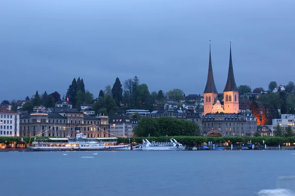 Luzern, Zwitserland, uitzicht op de stad bij nacht — Stockfoto
