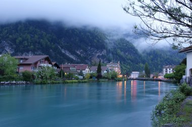 İsviçre, Interlaken. akşam küçük bir nehir manzarası