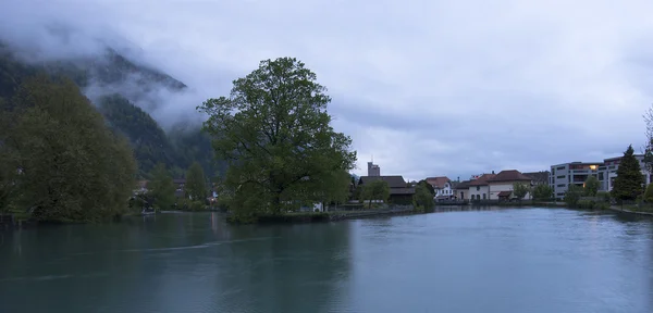 Suisse, Interlaken. Vue du soir d'une petite rivière — Photo