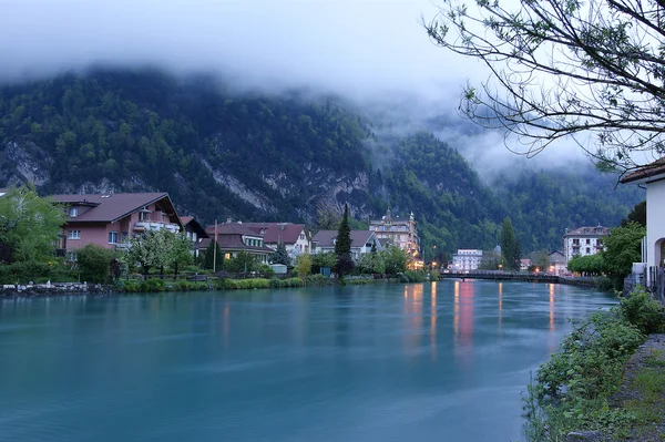 Suíça, Interlaken. Vista noturna de um pequeno rio — Fotografia de Stock