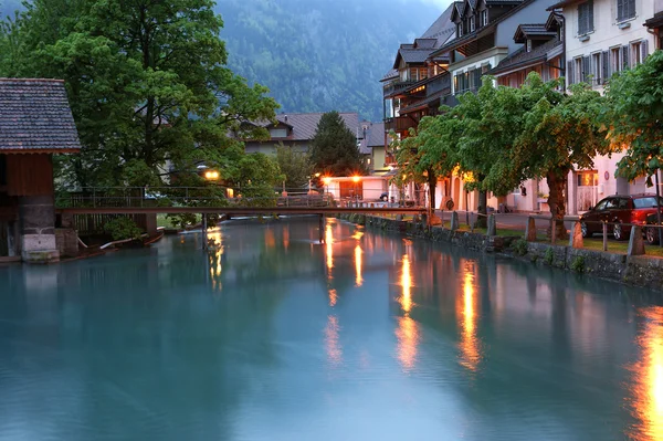 Sveitsissä, Interlakenissa. Iltanäkymä pienelle joelle — kuvapankkivalokuva