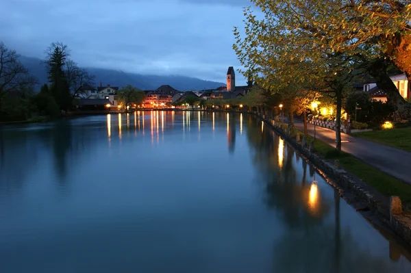 Szwajcaria, interlaken. widok wieczór nad niewielką rzeką — Zdjęcie stockowe