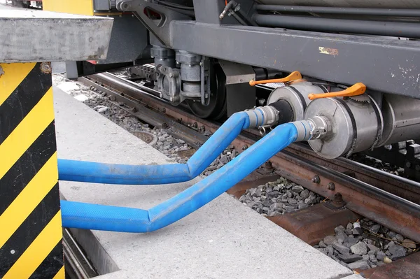 Remplissez le liquide de frein dans un wagon de chemin de fer — Photo