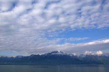 İsviçre montreux, Cenevre Gölü ve Alpler bulutlu havalarda görünümü