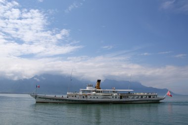 İsviçre montreux, Cenevre Gölü ve Alpler bulutlu havalarda görünümü