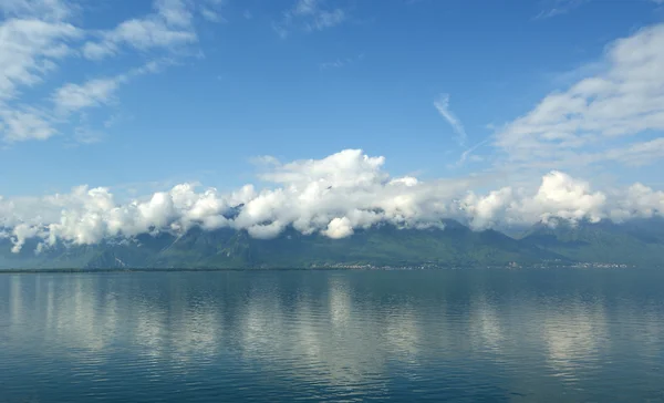 İsviçre montreux, Cenevre Gölü ve Alpler bulutlu havalarda görünümü — Stok fotoğraf