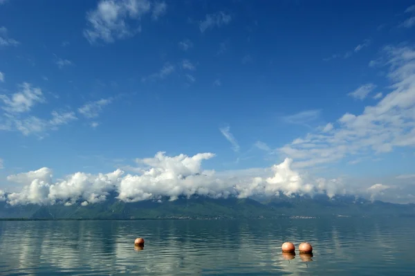 瑞士蒙特勒日内瓦湖和阿尔卑斯在多云的天气的视图 — 图库照片