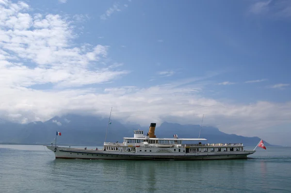 Schweiz, Montreux, Blick auf den Genfer See und die Alpen bei trübem Wetter — Stockfoto