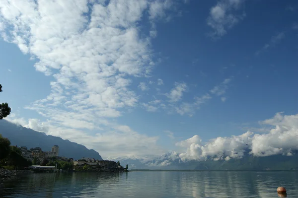 Switzerland, Montreux, view of Lake Geneva and the Alps in cloudy weather — Stock Photo, Image