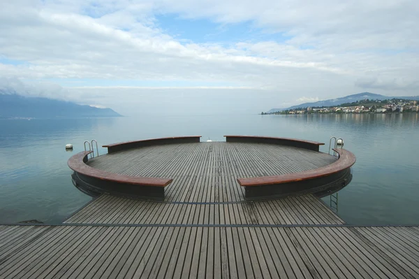 Vista del lago de Ginebra y los Alpes desde la ciudad de Montreux, Suiza — Foto de Stock