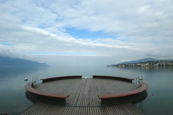 Вид на Женевское озеро и Альпы из города Монтрё, Швейцария — стоковое фото