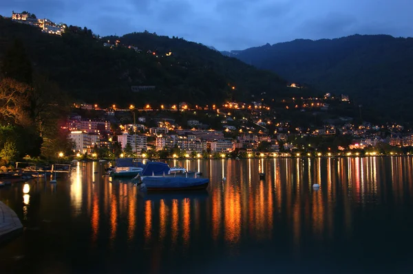 Suiza, Montreux, una vista nocturna del lago de Ginebra y los Alpes — Foto de Stock