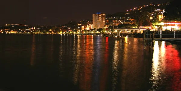 Suíça, Montreux, vista noturna do Lago de Genebra e dos Alpes — Fotografia de Stock