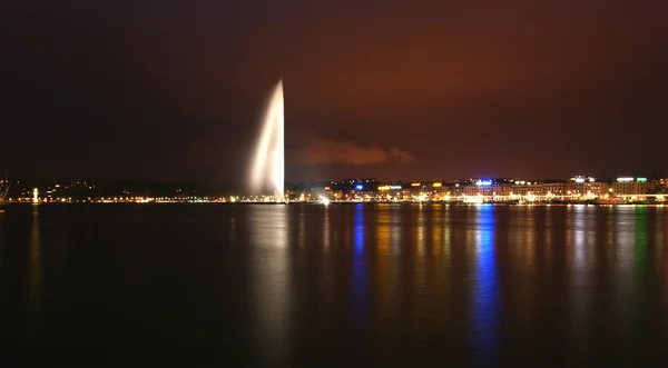 Švýcarsko, Ženeva, noční pohled na Ženevské jezero a město — Stock fotografie