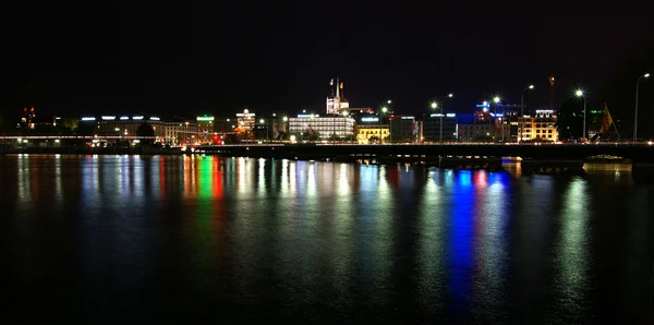 Szwajcaria, Genewa, wgląd nocy od Jeziora Genewskiego i miasta — Zdjęcie stockowe