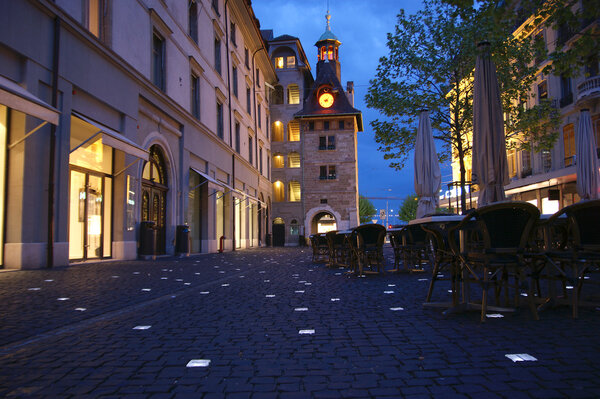 Женева, Швейцария, одна из улиц города ночью с петляющей брусчаткой

