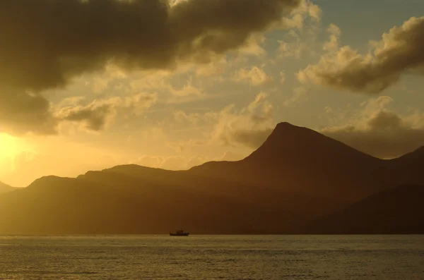 Loď na moři při západu slunce se slunečními paprsky — Stock fotografie