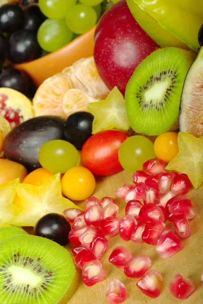 Frutta esotica su tavola di legno — Foto Stock