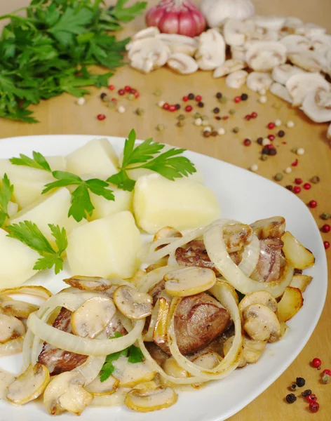 Filet dengan Mushroomgravy dan Bawang — Stok Foto