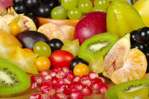 Frutas exóticas en una cesta — Foto de Stock