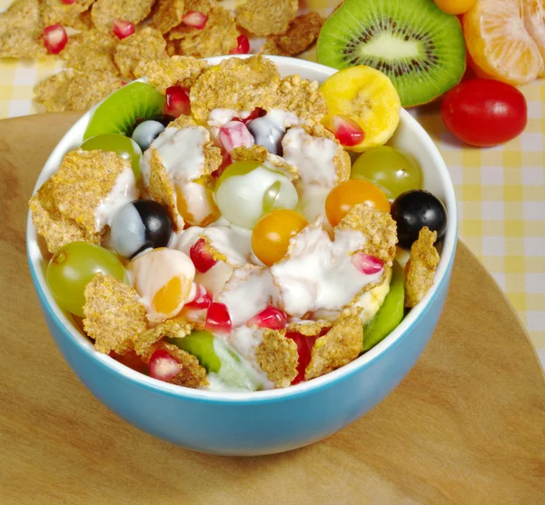 果物と joghurt と穀物 — ストック写真