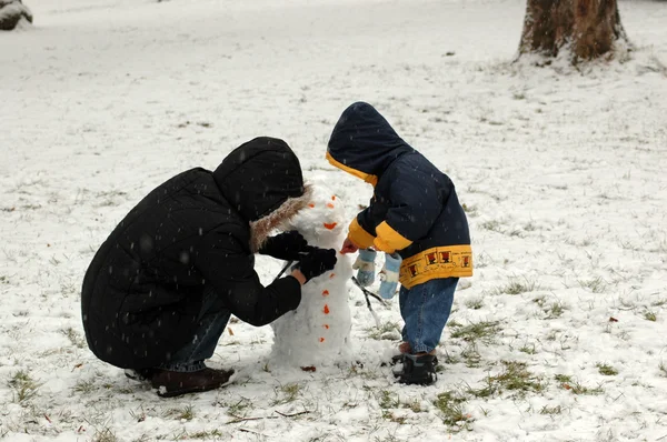 Sneeuwpop maken. — Stockfoto
