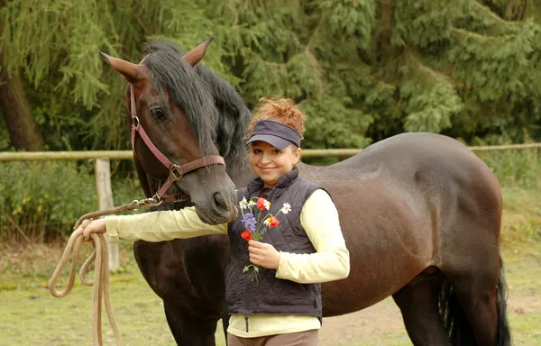 Reiterin mit dem Pferd — Stockfoto
